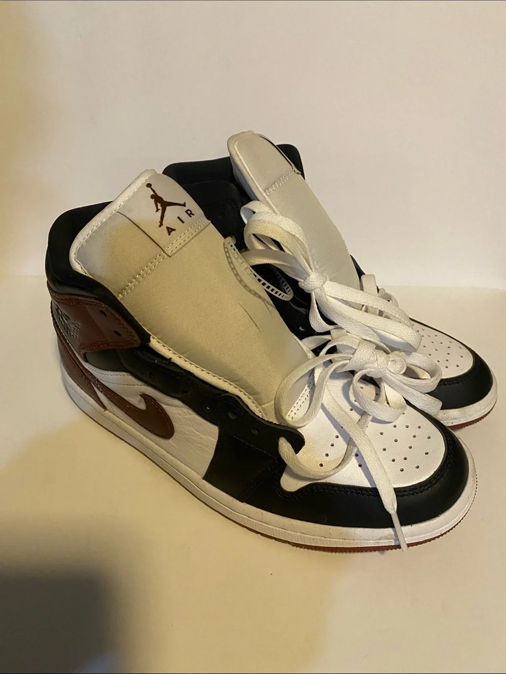 NWOT Men's Jordan 1 Mid SE White/Dark Pony-Black HF3216-102